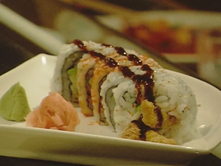 The image displays a plate of spider roll sushi, which is a type of makizushi.