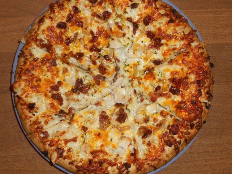 The image displays a buffalo chicken flatbread pizza.